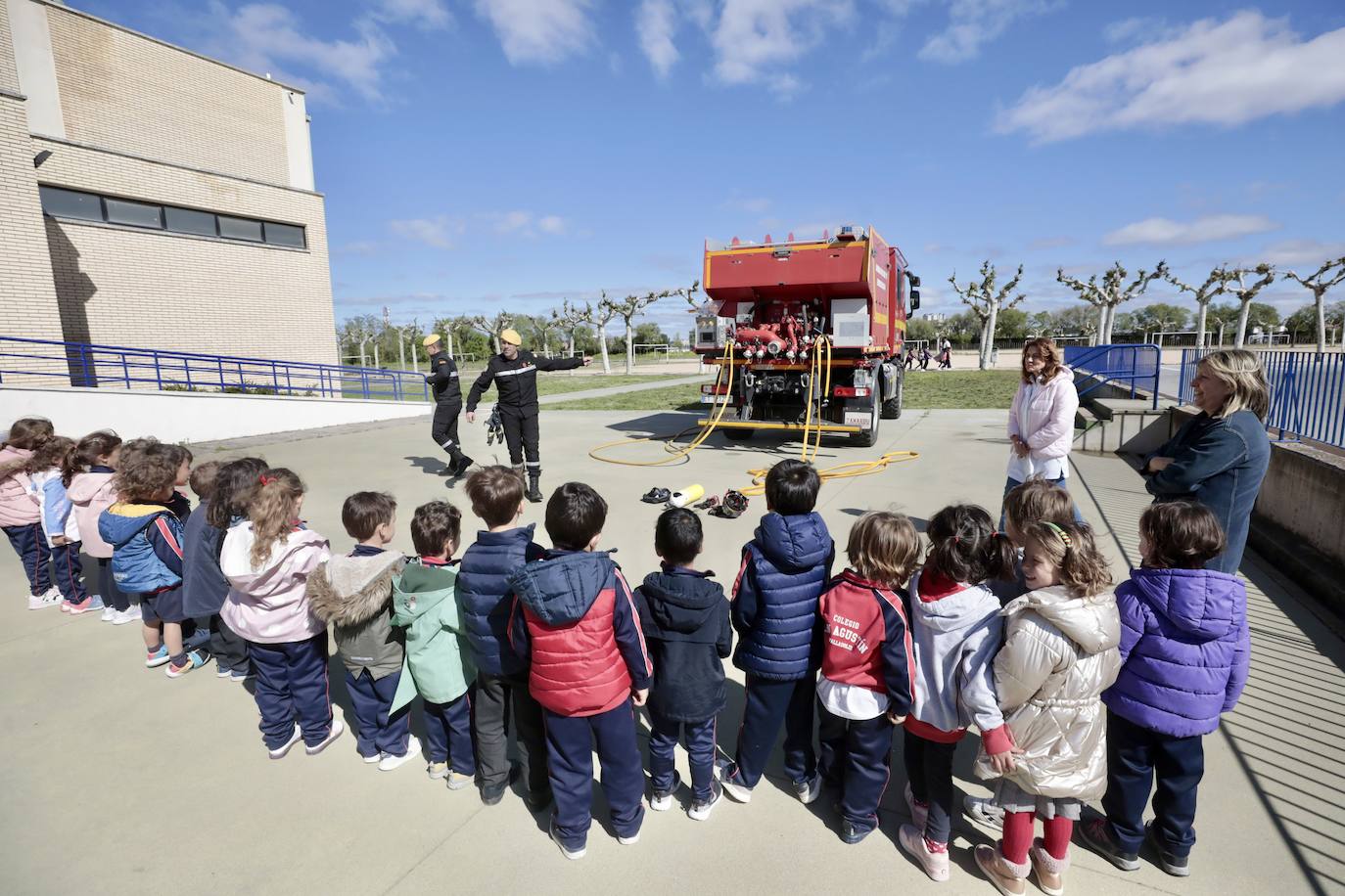 Un recorrido en imágenes de la visita de la UME en el colegio San Agustín