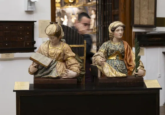 Un visitante observa las tallas de Santa Cecilia y Santa Apolonia en la sacristía de la iglesia de San Miguel y San Julián.