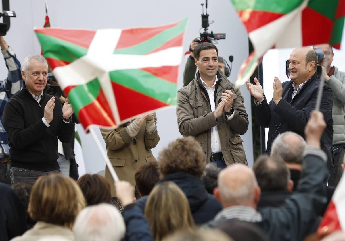 El candidato del PNV, Imanol Pradales, este miércoles en un acto electoral.