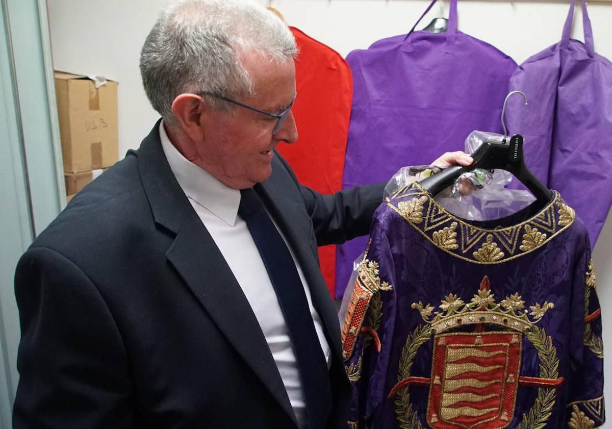 Imagen principal - José Luis muestra la dalmática morada, bordada en oro, el jubón y el sombrero con pluma.