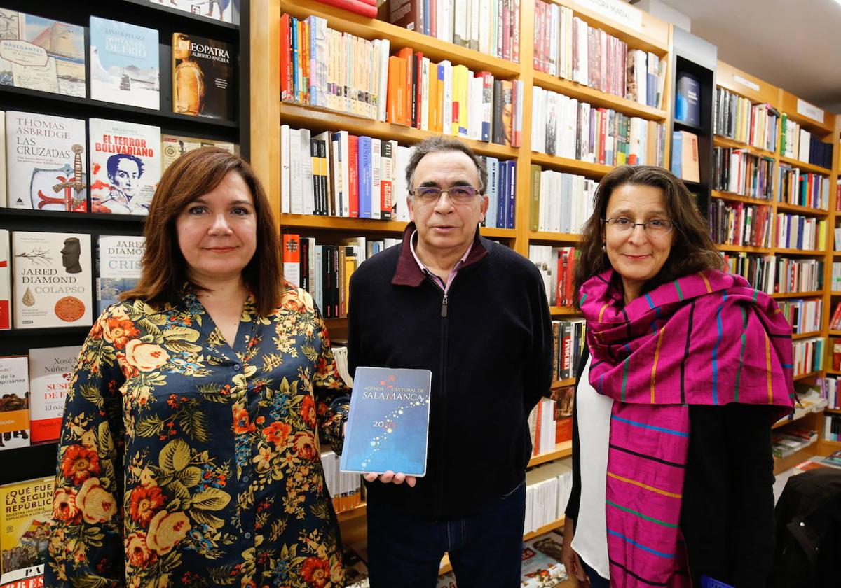 Charo Alonso, a la derecha, junto a Ubaldo de Casanova y Carmen Borrego.