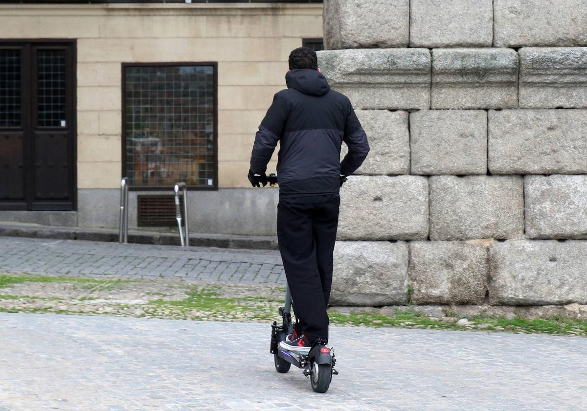 Un conductor de un patinete eléctrico, en una imagen de archivo.