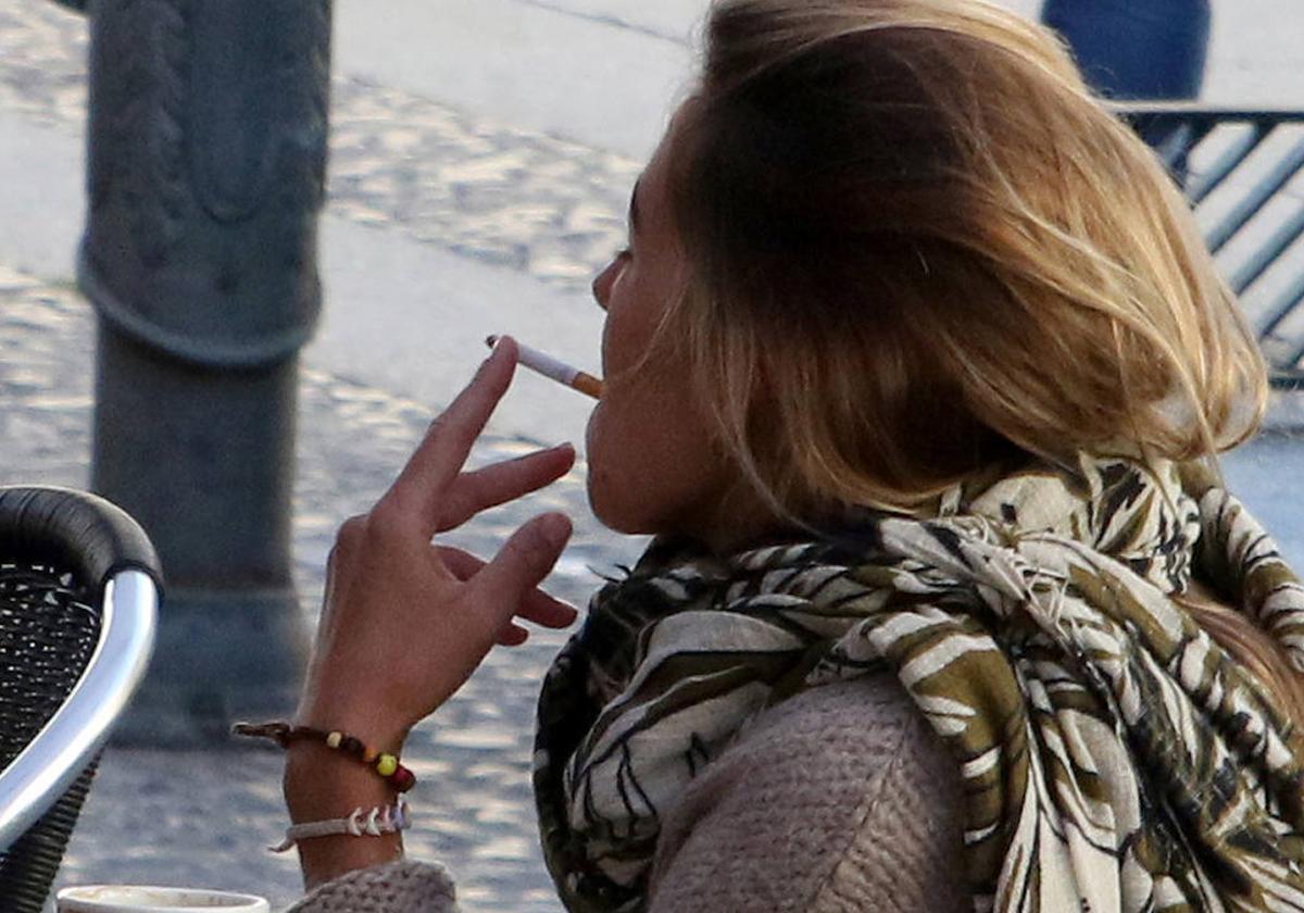 Una mujer da una calada a un cigarrillo, en una imagen de archivo.