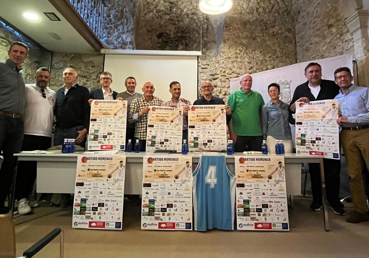 Representantes del equipo de veteranos del Real Valladolid Baloncesto y del Real Madrid (Brabender, de verde y Biriukov, segundo por la derecha), en la presentación del partido.