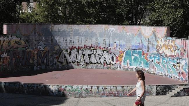 Imagen antes - El anfiteatro en 2021 y durante el trabajo del nuevo mural.