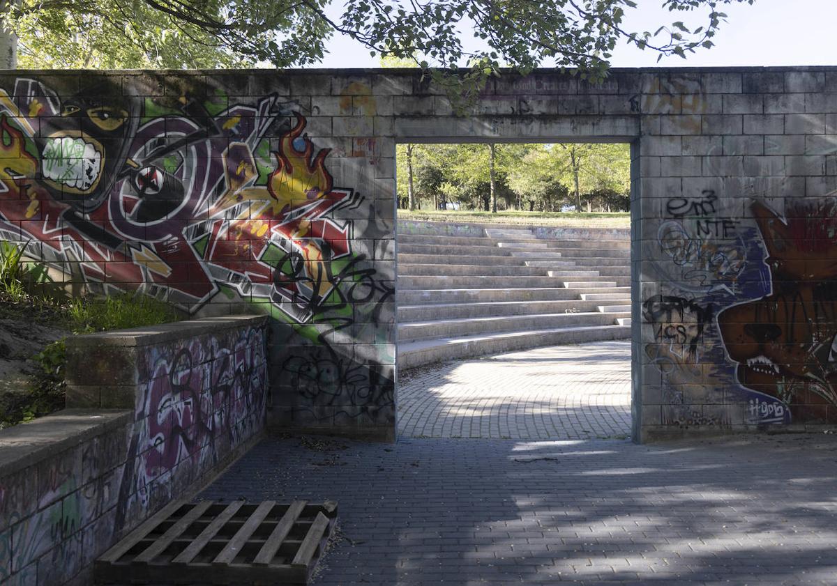 Imagen principal - La parte trasera del anfiteatro todavía conserva las viejas pintadas y grafitis. 