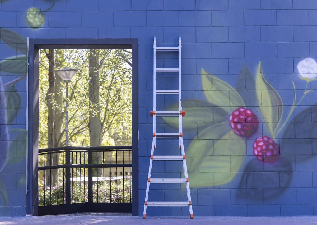 Imagen secundaria 1 - Tres detalles del mural, durante su proceso de elaboración. 