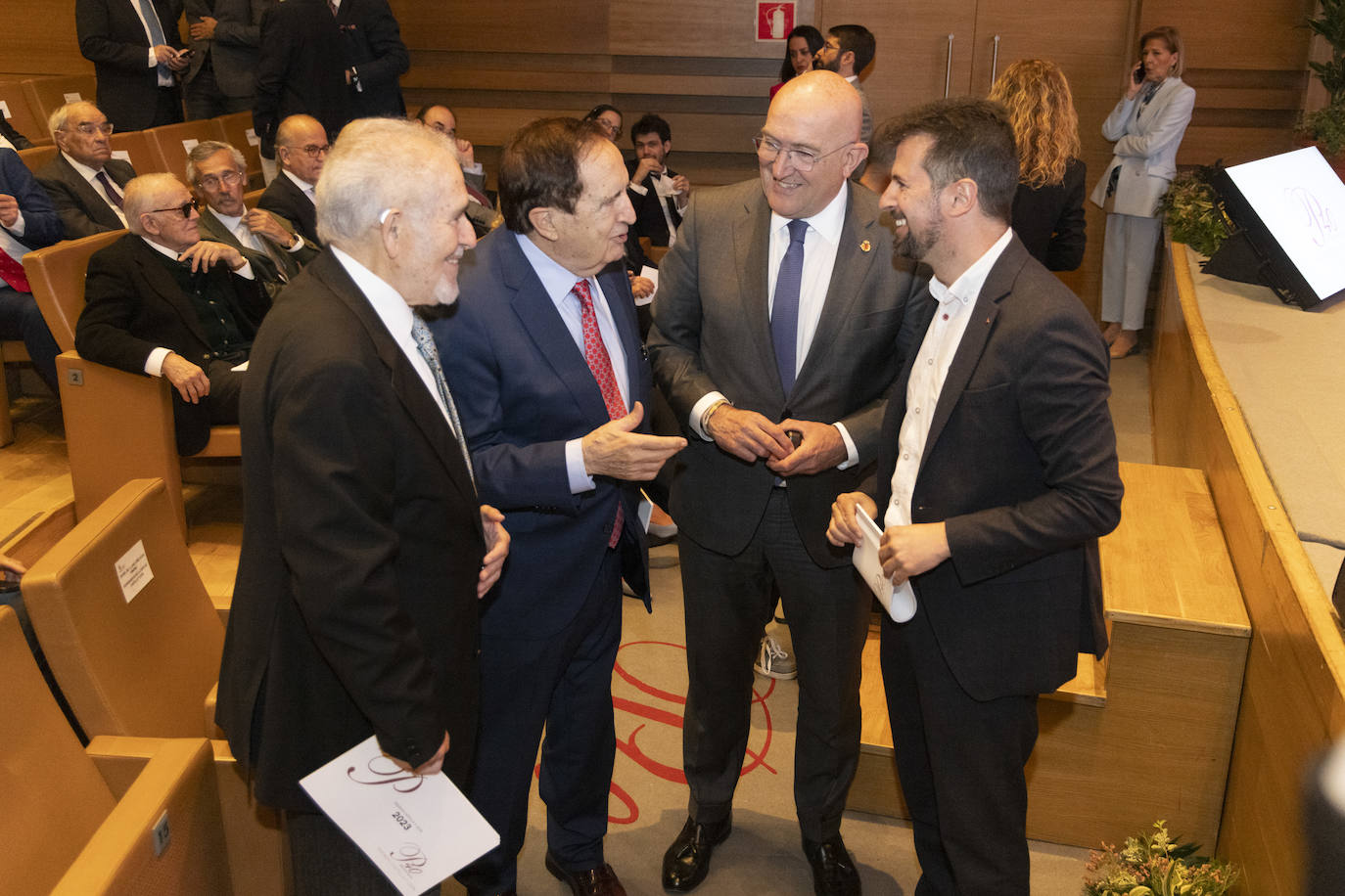 Los dos ex presidentes de la Junta de Castilla y León Demtrio Madrid, Juan José Lucas junto al alcalde de Valladolid Jesús Julio Carnero y el líder del Partido Socialista de Castilla y León Luis Tudanca.