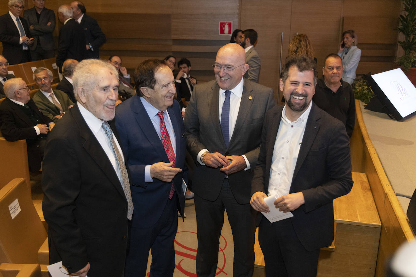Los dos ex presidentes de la Junta de Castilla y León Demtrio Madrid, Juan José Lucas junto al alcalde de Valladolid Jesús Julio Carnero y el líder del Partido Socialista de Castilla y León Luis Tudanca.
