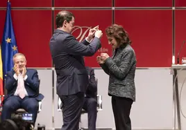 Alfonso Fernández Mañueco entrega a Eva Hernando Monge el premio Castilla y León de Investigación Científica y Técnica e Innovación