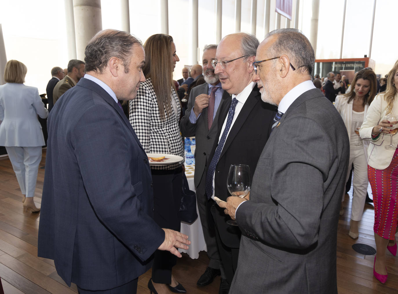 A la izquierda, Miguel Vegas, presidente de la Junta de Cofradías de Castilla y León junto a Enrique Cabero, presidente del CES de Castilla y León. 