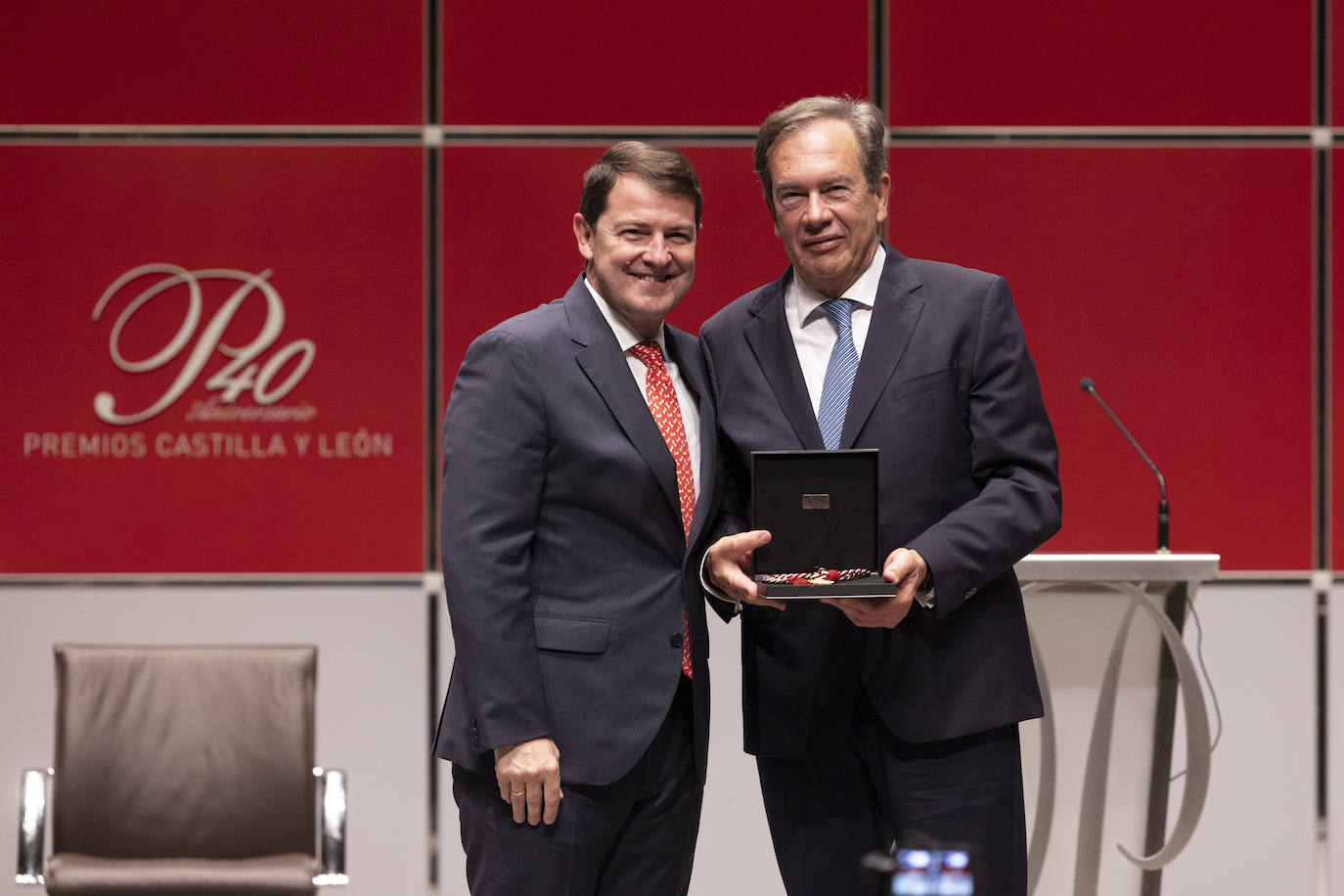 Pedro Pérez Castro, junto con Alfonso Fernández Mañueco, presidente de la Junta de Castilla y León, recoge el premio Castilla y León de las Artes