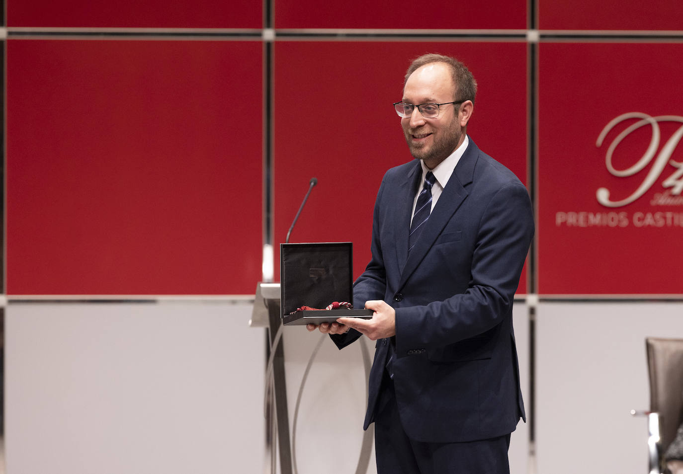 Marcos Iglesias Caridad, alcalde de Ciudad Rodrigo, recoge el premio de Castilla y León de las Letras otorgado a Fernando Arrabal, una de las grandes ausencias de la gala