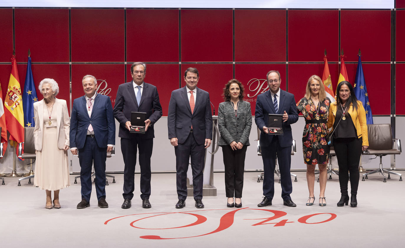 Varios de los premiados posan junto con Alfonso Fernández Mañueco, presidente de la Junta de Castilla y León