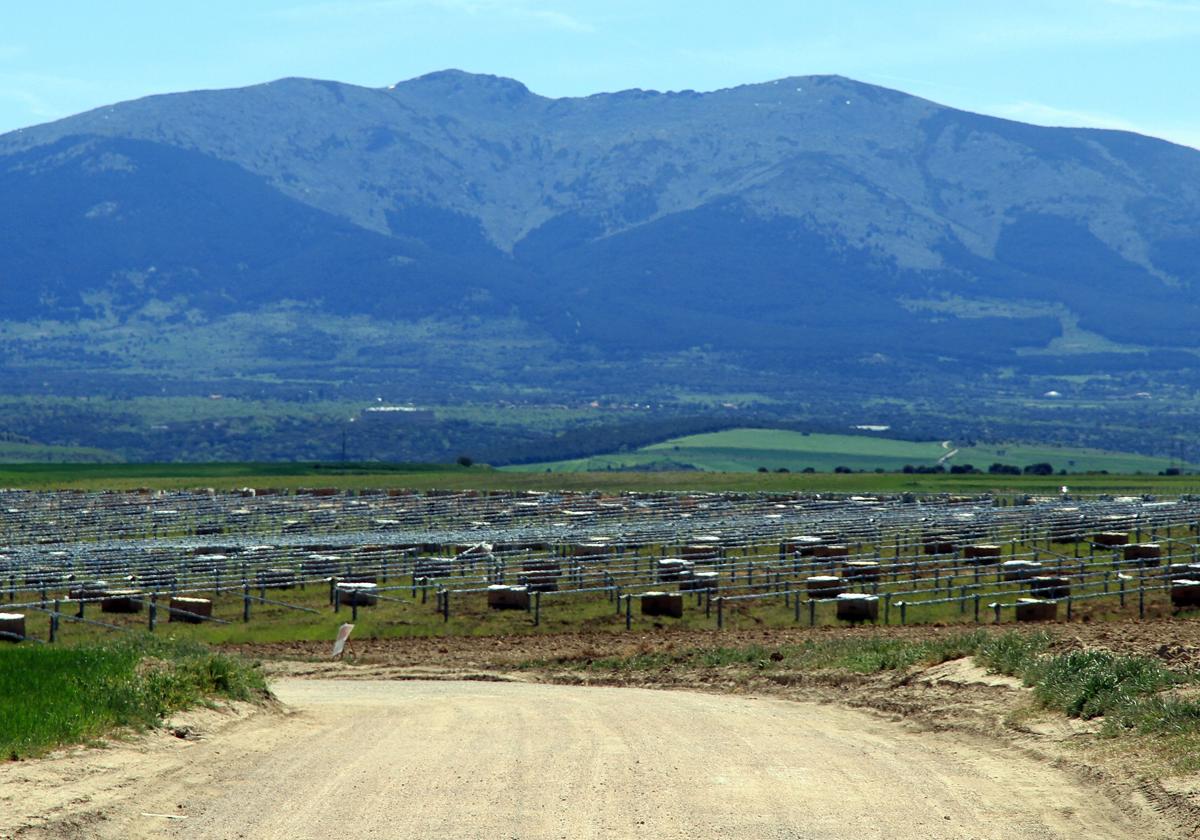 Soportes en los que se colocarán las placas solares en Valverde del Majano, con vistas a La Mujer Muerta.