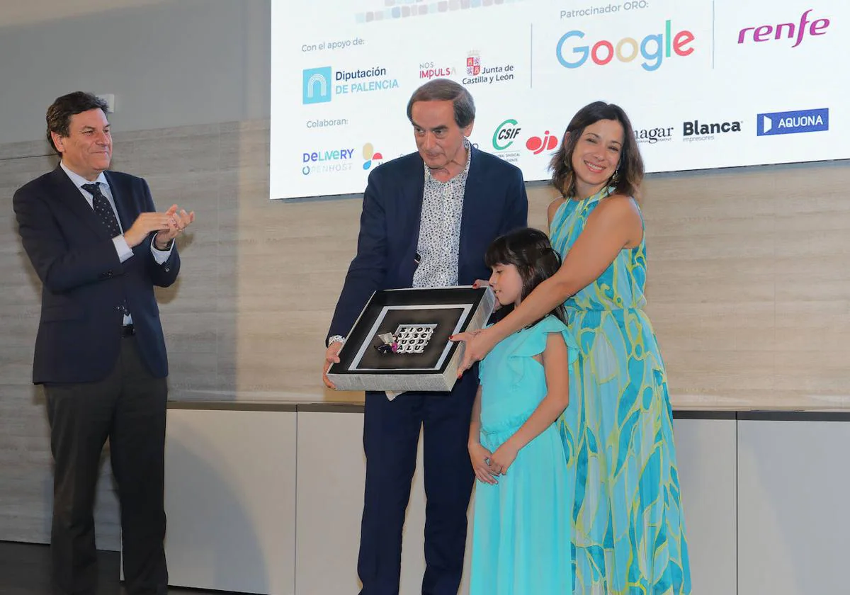 Lafuente sujeta el premio con la periodista Aida Acitores y Candela, mujer e hija del fallecido Luis Rivas, en presencia de Carriedo.