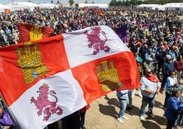 Bandera de Castilla y León y público en la era de Villalar de los Comunero.