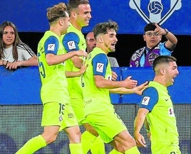 Los jugadores del Amorebieta celebran uno de los goles conseguidos contra el Levante.