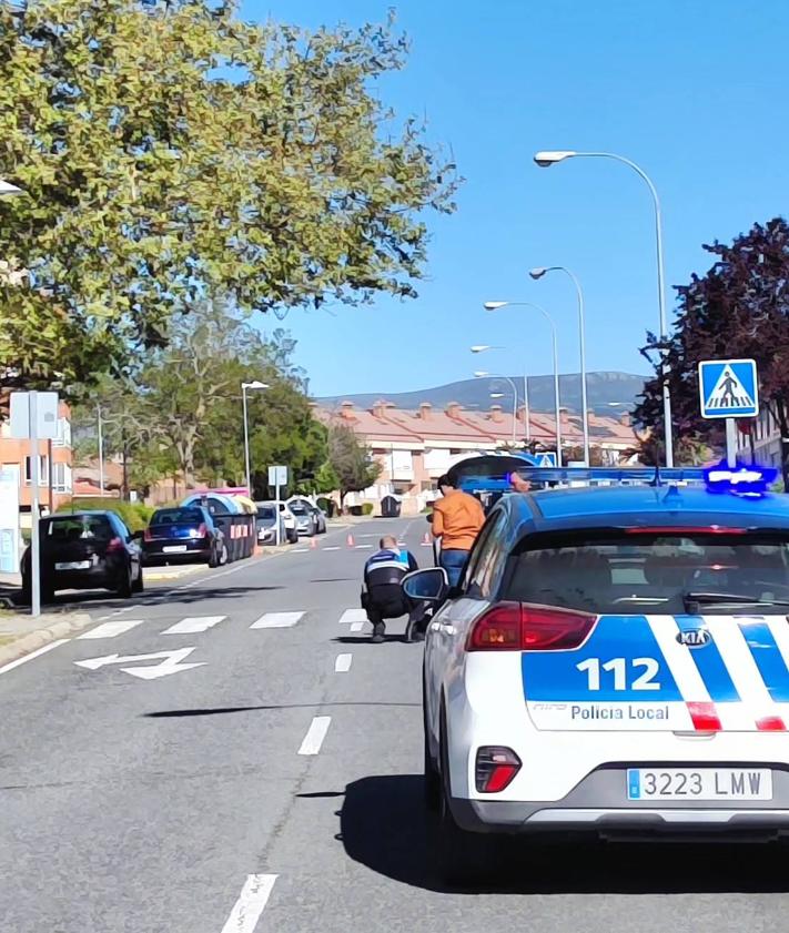 Imagen secundaria 2 - Varios momentos del dispositivo policial durante el atropello en la avenida Vicente Aleixandre.