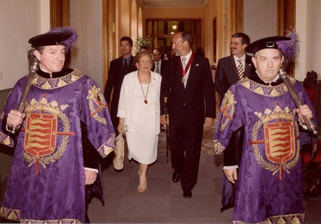 Francisco Javier León de la Riva, junto con los concejales Manuel Sánchez y Ángeles Porres, por los pasillos de la casa consistorial en 2003, precedidos por dos maceros, José Luis Ortega y Darío del Valle.