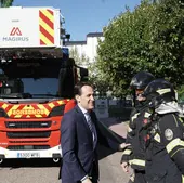 El presidente de la Diputación, Conrado Íscar, este jueves durante la presentación del nuevo vehículo escala de los bomberos.