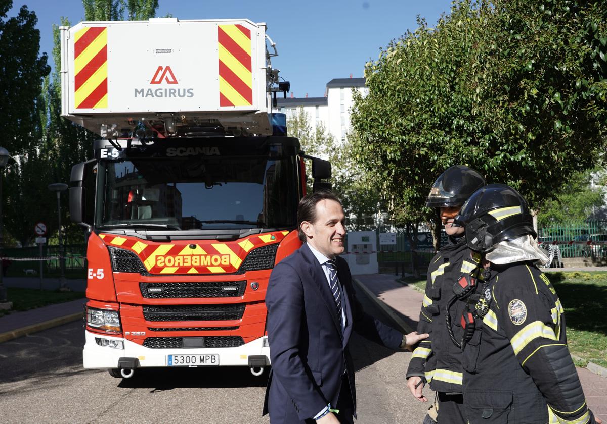 El presidente de la Diputación, Conrado Íscar, este jueves durante la presentación del nuevo vehículo escala de los bomberos.