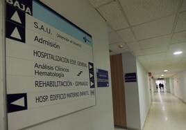 Pasillo en el interior del hospital Río Carrión de Palencia.