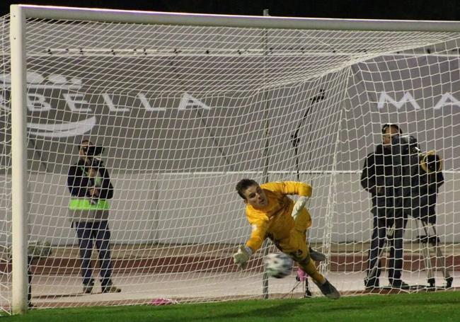 Lunin se lanza a por el penalti de Dani Pérez en Marbella, el segundo que consiguió detener.
