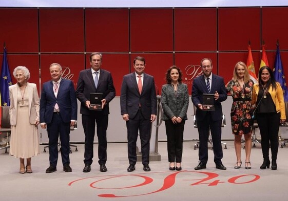 El presidente de la Junta (4i), junto a los galardonados y el alcalde de Ciudad Rodrigo (3d), que recogió el Premio Castilla y Leónde las Letras en nombre de un ausente Fernando Arrabal.