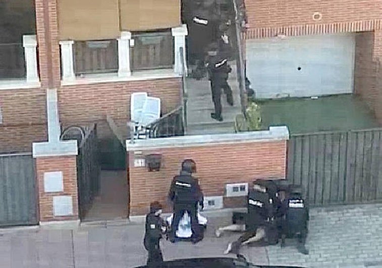 Varios agentes de la Policía Nacional detienen a un sospechoso en su casa de la calle Esgueva de Laguna.