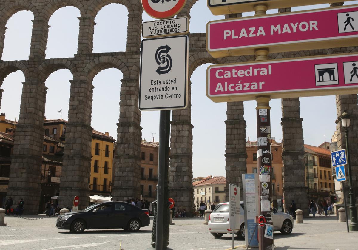 Cartel informativo del acceso a Segovia centro.