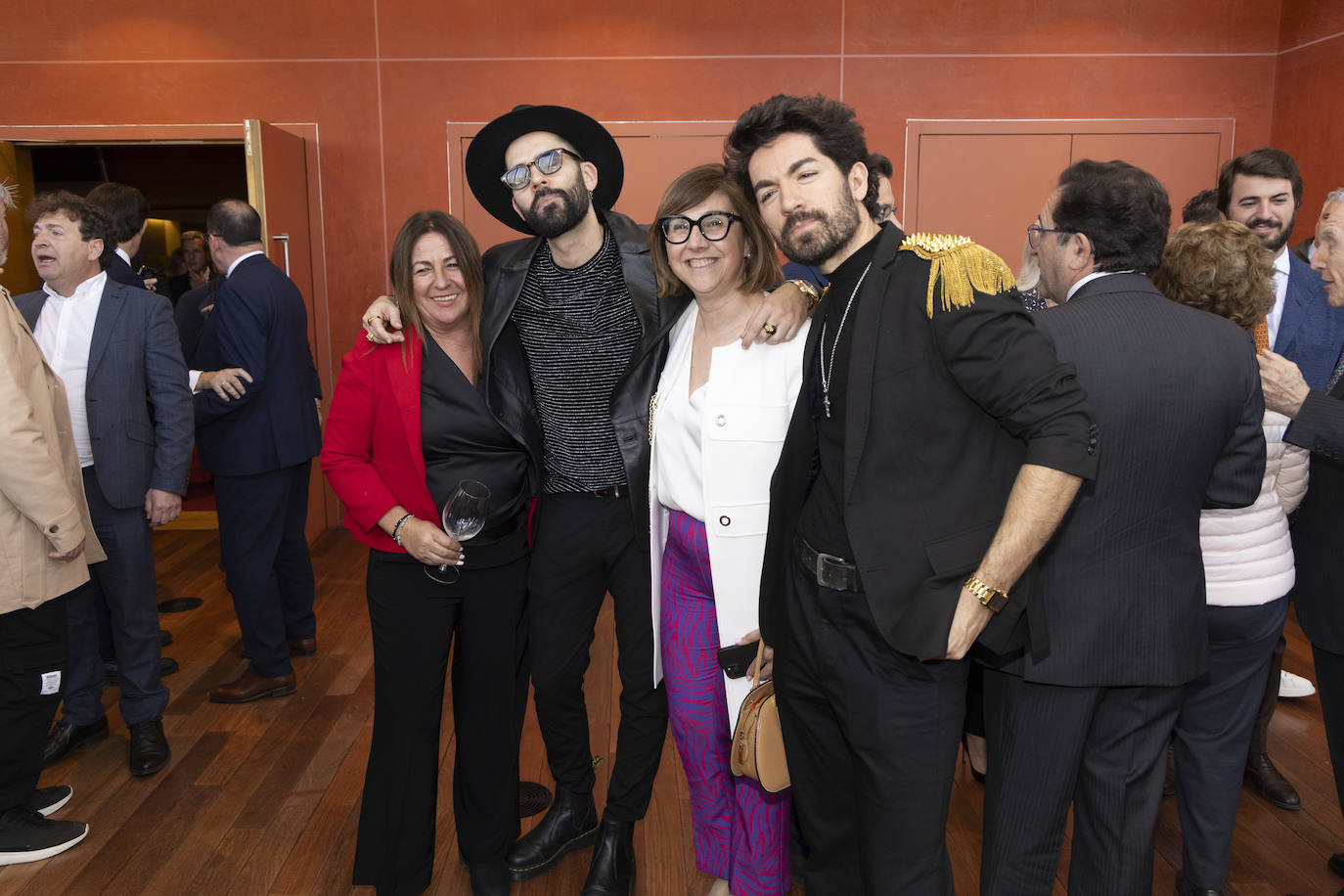 Los líderes del gupo vallisoletano Siloé posan tras finalizar la gala.