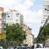 Cae el cristal de una ventana desde un edificio del Paseo del Hospital Militar