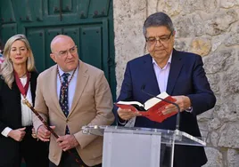 Sergio Ramírez lee una frase del libro Don Quijote durante el acto