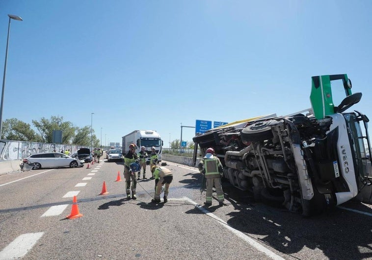 Siniestro en la VA-30 con el camión volcado en primer término.