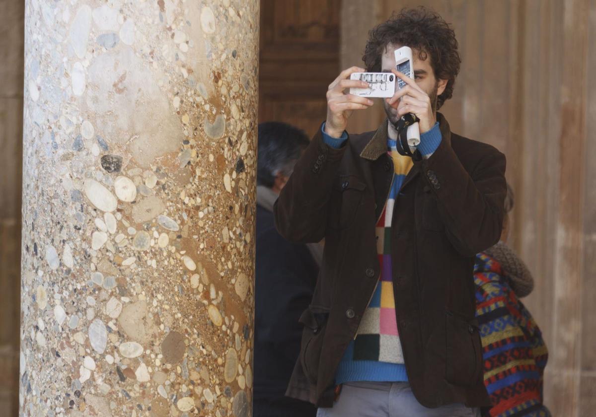 Un hombre toma una fotografía con su móvil, en una imagen de archivo.