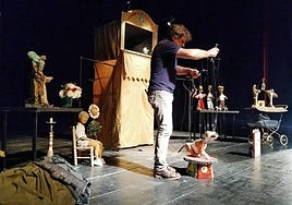 Taller de títeres impartido por los miembros de Alauda Teatro en el marco del festival de teatro para niños y jóvenes de Olmedo 'El Clasiquillo'.
