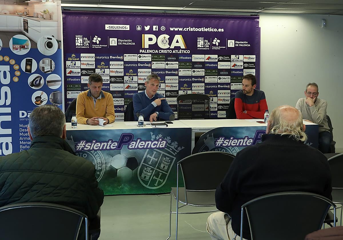 Pahito, segundo por la izquierda, interviene en la asamblea, arropado por los miembros de la gestora.