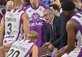 Paco García dando indicaciones a sus jugadores en el partido ante el Ourense.