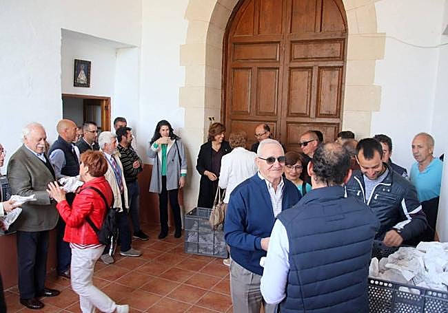 Tradicional reparto de de pan y quesillo, que será el próximo jueves.