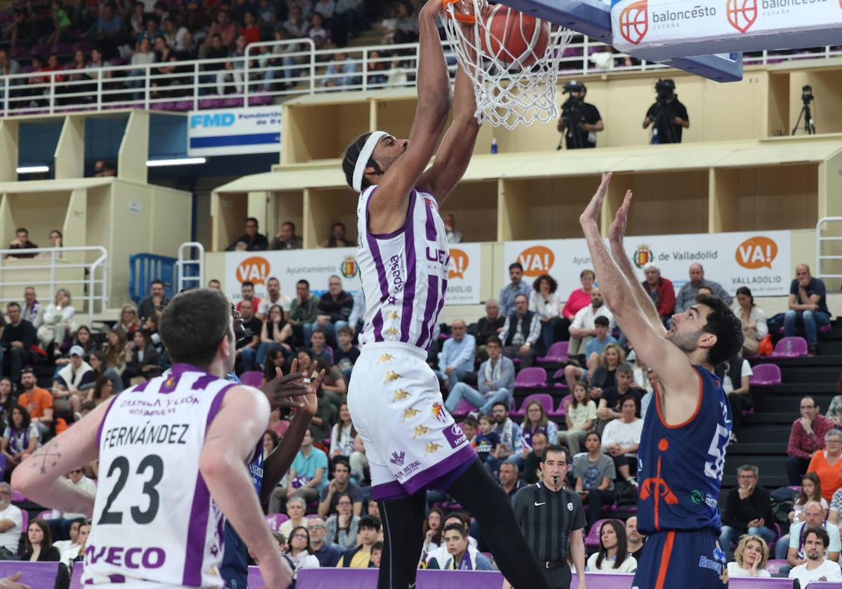 Las imágenes del partido de baloncesto entre el UEMC y el Tizona Burgos