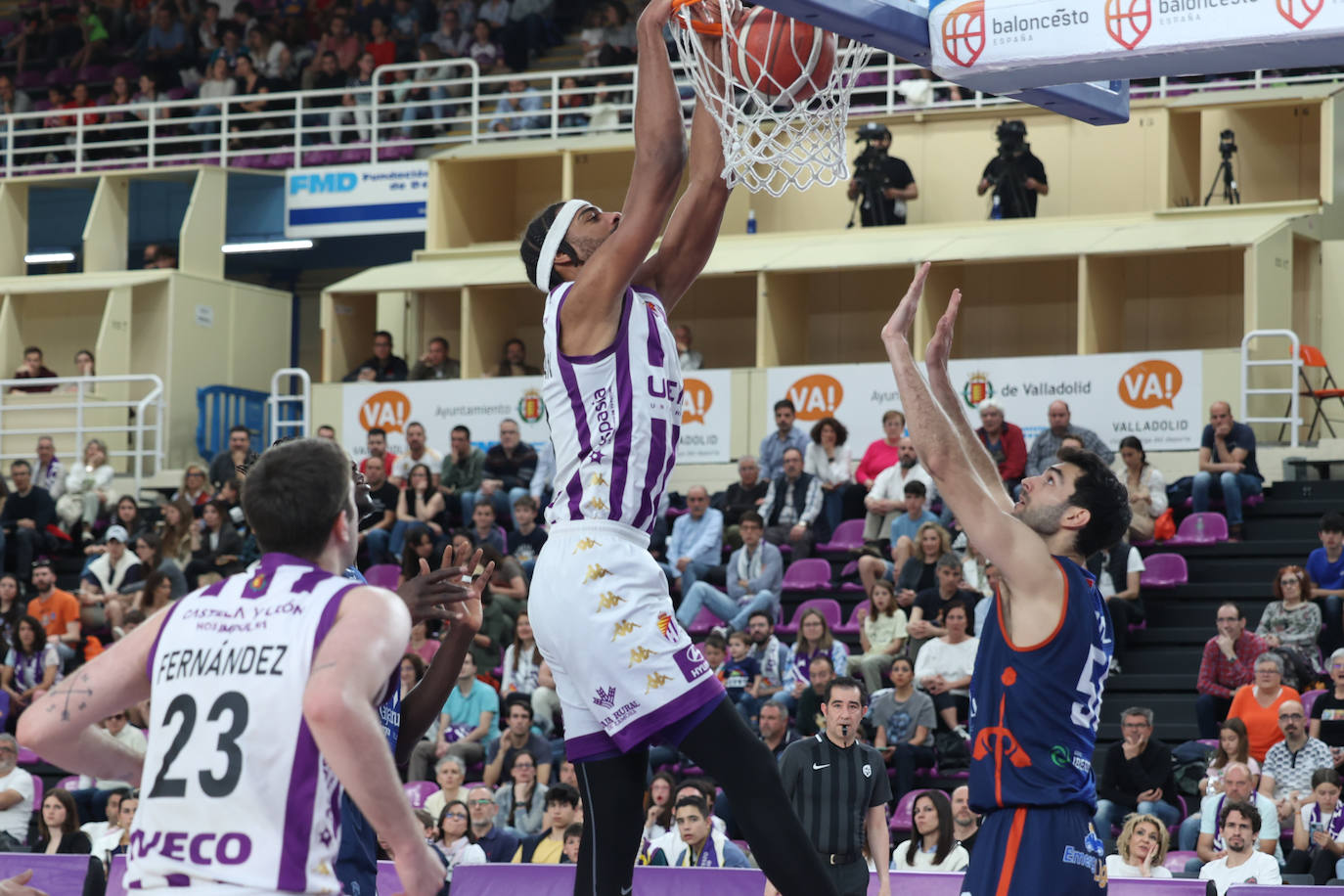 Las imágenes del partido de baloncesto entre el UEMC y el Tizona Burgos