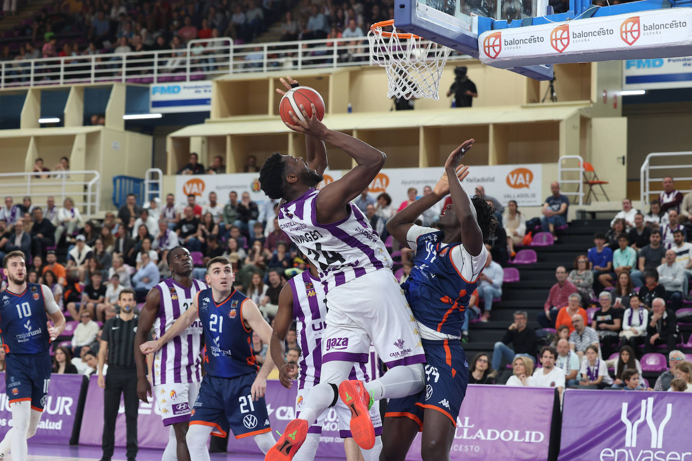 Las imágenes del partido de baloncesto entre el UEMC y el Tizona Burgos