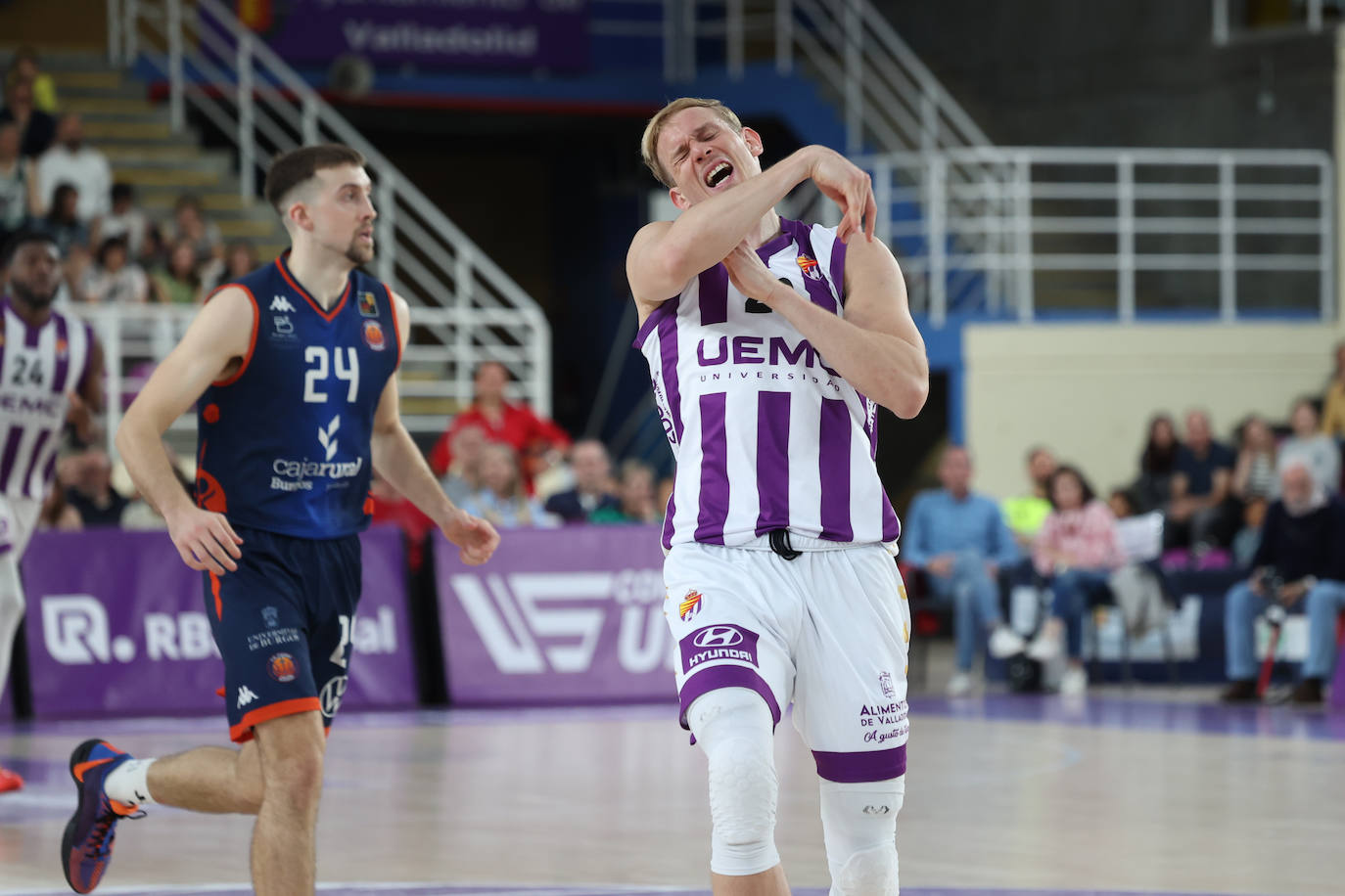 Las imágenes del partido de baloncesto entre el UEMC y el Tizona Burgos