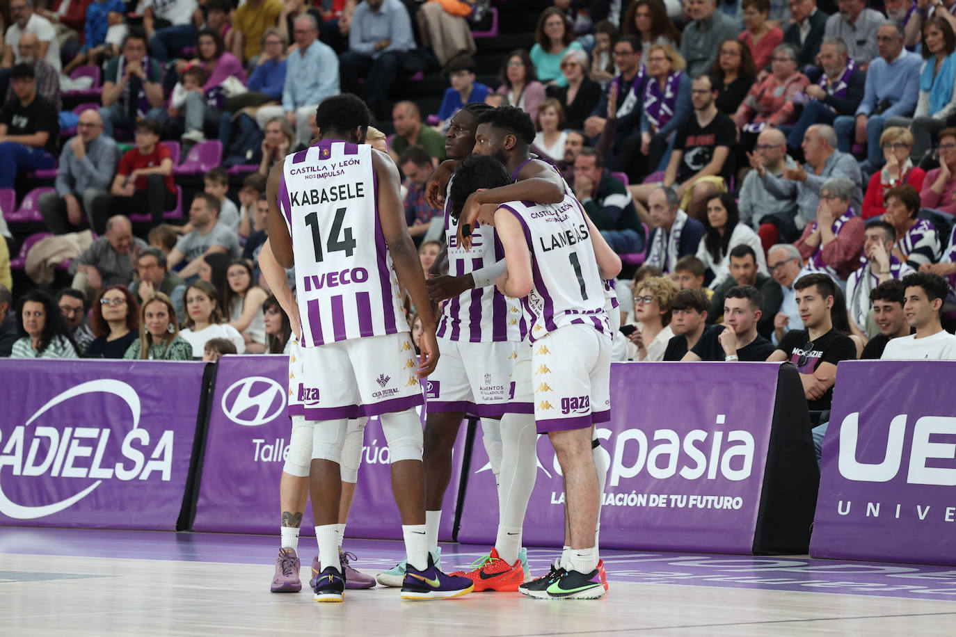 Las imágenes del partido de baloncesto entre el UEMC y el Tizona Burgos