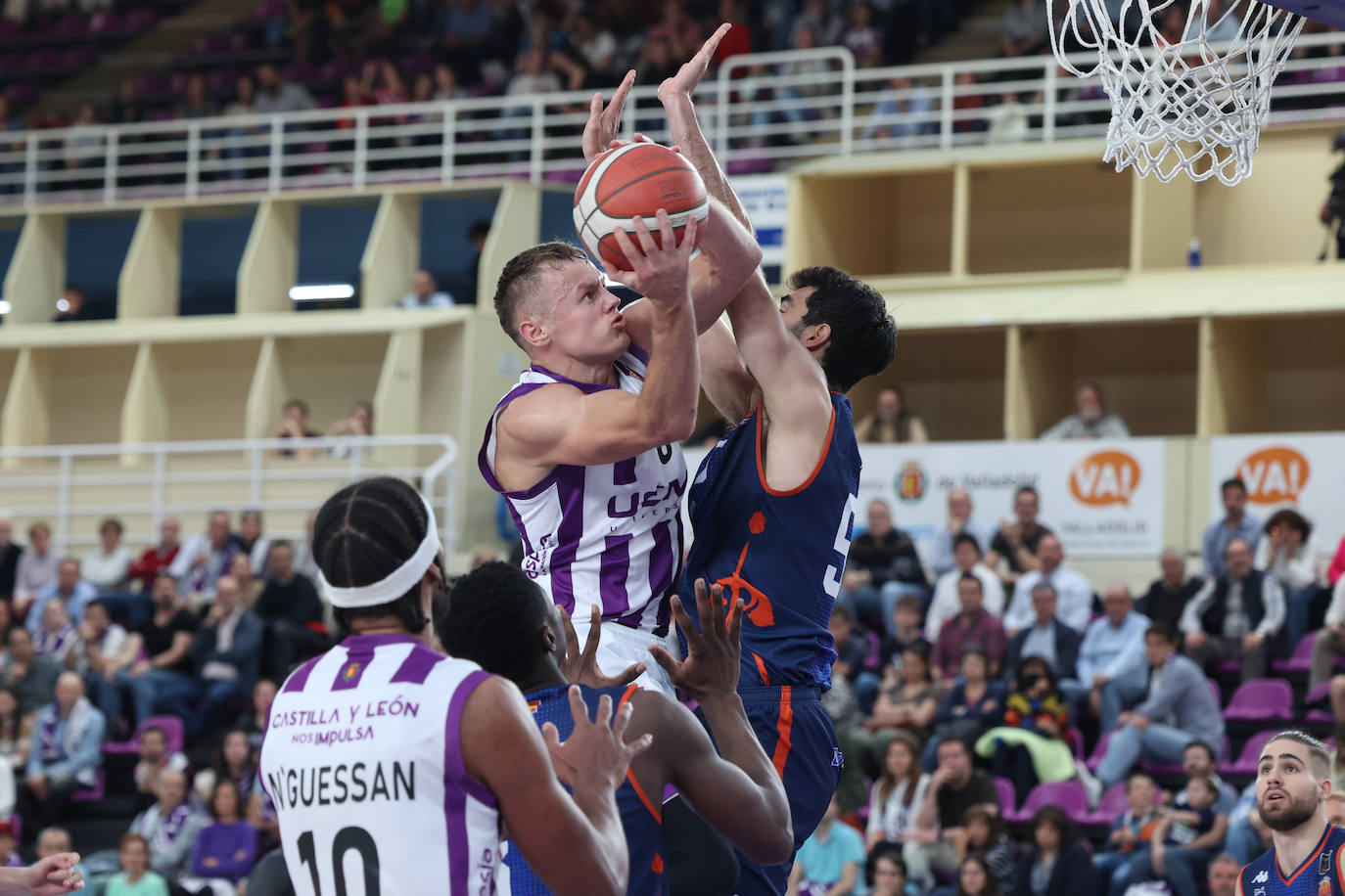 Las imágenes del partido de baloncesto entre el UEMC y el Tizona Burgos