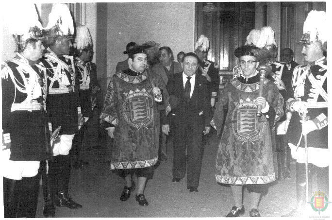 Maceros acompañando al último alcalde del franquismo, Francisco Bravo Revuelta en 1979.