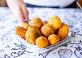 Bandeja de apetecibles croquetas recién hechas.