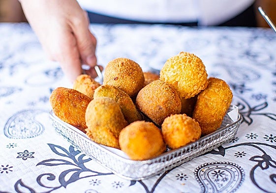 Bandeja de apetecibles croquetas recién hechas.