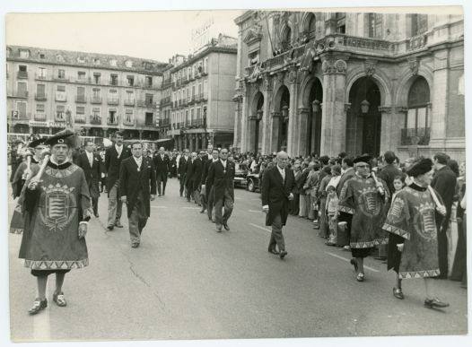 Desfile de la corporación municipal, flanqueada por cuatro maceros, en los años setenta.